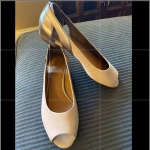 Clark’s open toe peep flats tan size 9